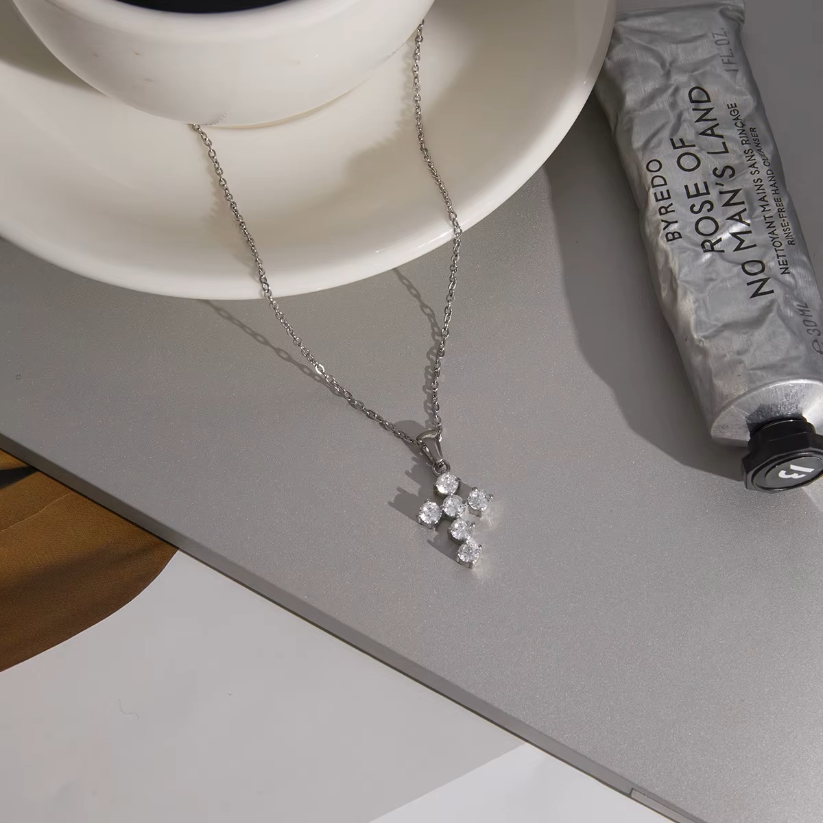 Elenys Cross Radiant zapínání a řetízek